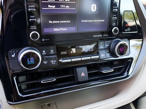 Used 2021 Toyota Highlander XLE FWD image 18