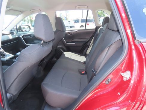 Used 2020 Toyota RAV4 LE FWD image 20