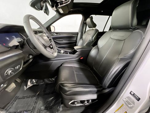 Used 2023 Jeep Grand Cherokee Overland w/ Luxury Tech Group IV image 22