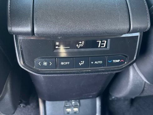Used 2021 Toyota Highlander XLE AWD/4WD image 17
