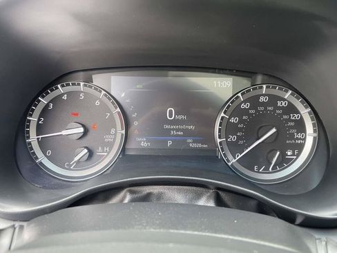 Used 2021 Toyota Highlander XLE AWD/4WD image 3