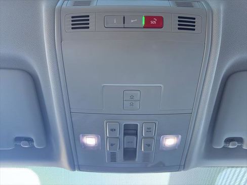 Used 2022 Volkswagen Taos SE w/ Panoramic Sunroof Package FWD image 26