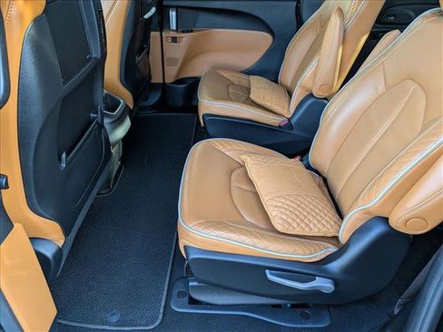 Used 2023 Chrysler Pacifica Pinnacle image 16