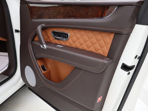 Used 2019 Bentley Bentayga image 51