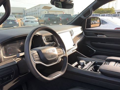 Used 2024 Jeep Wagoneer L Series II w/ Flexible Seating Group AWD/4WD image 6