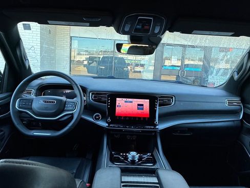 Used 2024 Jeep Wagoneer Series III image 13