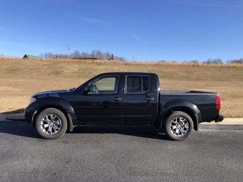 Used 2021 Nissan Frontier SV image 2