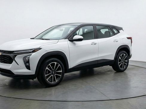 Used 2025 Chevrolet TrailBlazer LT w/ Driver Confidence Package image 3