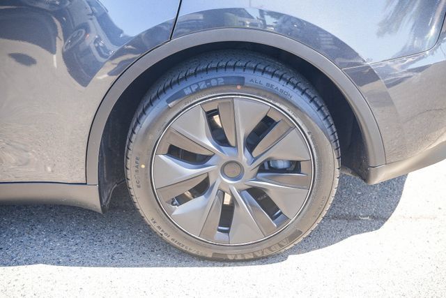 Used 2024 Tesla Model Y Long Range AWD/4WD image 12