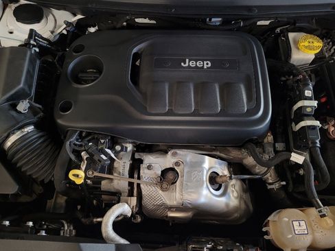 Used 2019 Jeep Cherokee Latitude Plus w/ Cold Weather Group AWD/4WD image 30