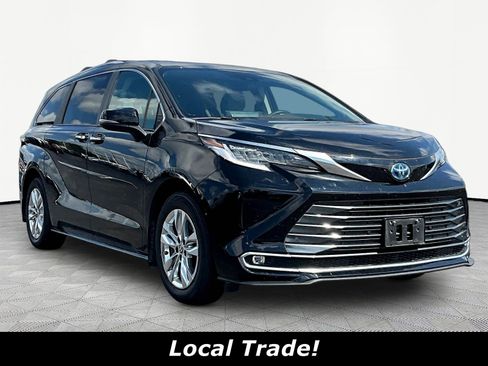 Used 2024 Toyota Sienna Limited AWD/4WD image 3