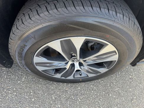 Used 2024 Toyota Highlander XLE image 17