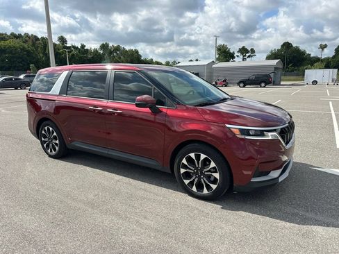 Used 2023 Kia Carnival EX FWD image 2