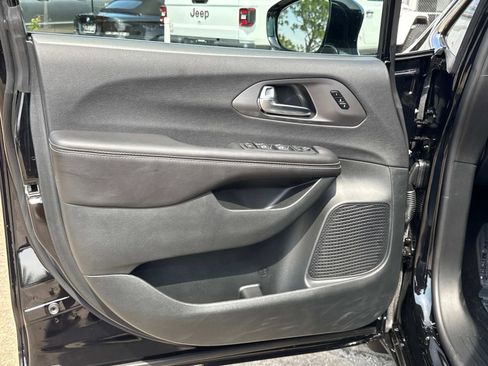 New 2026 Chrysler Pacifica Select FWD image 16