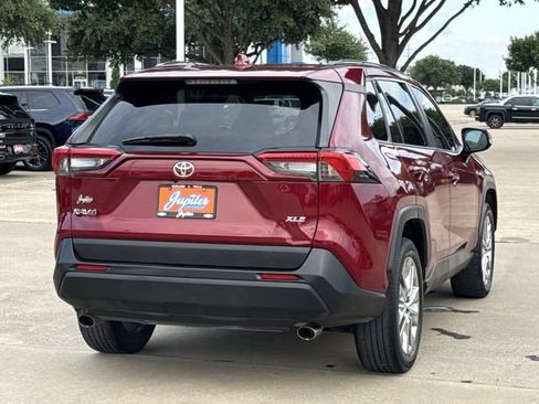 Used 2020 Toyota RAV4 XLE Premium FWD image 5