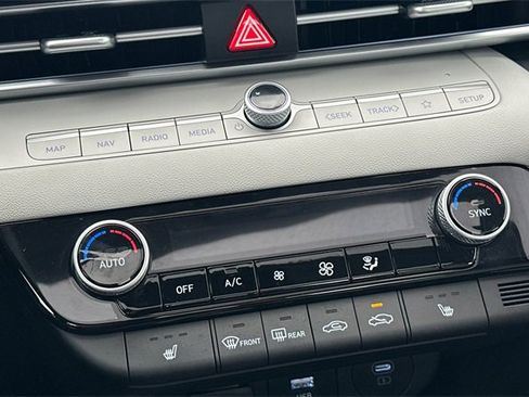 Used 2025 Hyundai Elantra Limited image 24