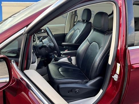 Used 2018 Chrysler Pacifica Touring-L image 19