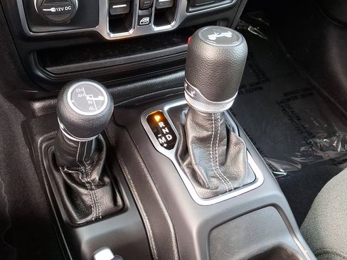 Used 2025 Jeep Wrangler Unlimited Sahara image 14