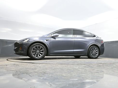 Used 2018 Tesla Model X 75D image 31