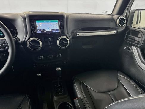 Used 2017 Jeep Wrangler Unlimited Rubicon w/ Connectivity Group AWD/4WD image 26