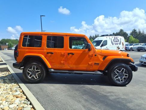 Used 2025 Jeep Wrangler Unlimited Sahara AWD/4WD image 7