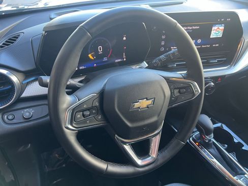 Used 2025 Chevrolet Trax LT w/ LT Convenience Package FWD image 28