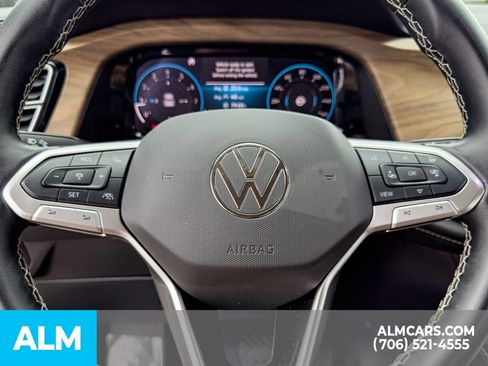 Used 2025 Volkswagen Atlas SE image 30
