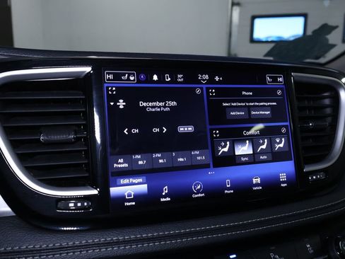 Used 2023 Chrysler Pacifica Touring-L image 28