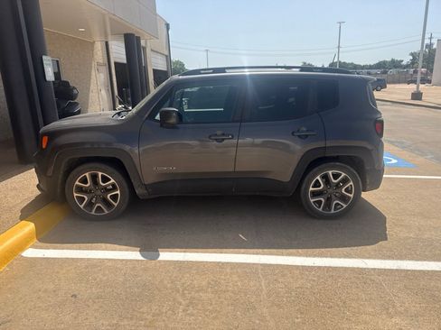 Used 2018 Jeep Renegade Latitude FWD image 4