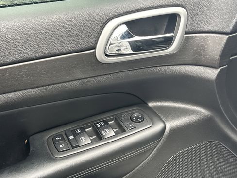 Used 2018 Jeep Grand Cherokee Altitude image 12