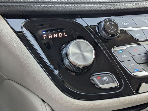 Used 2023 Chrysler Pacifica Limited FWD image 29