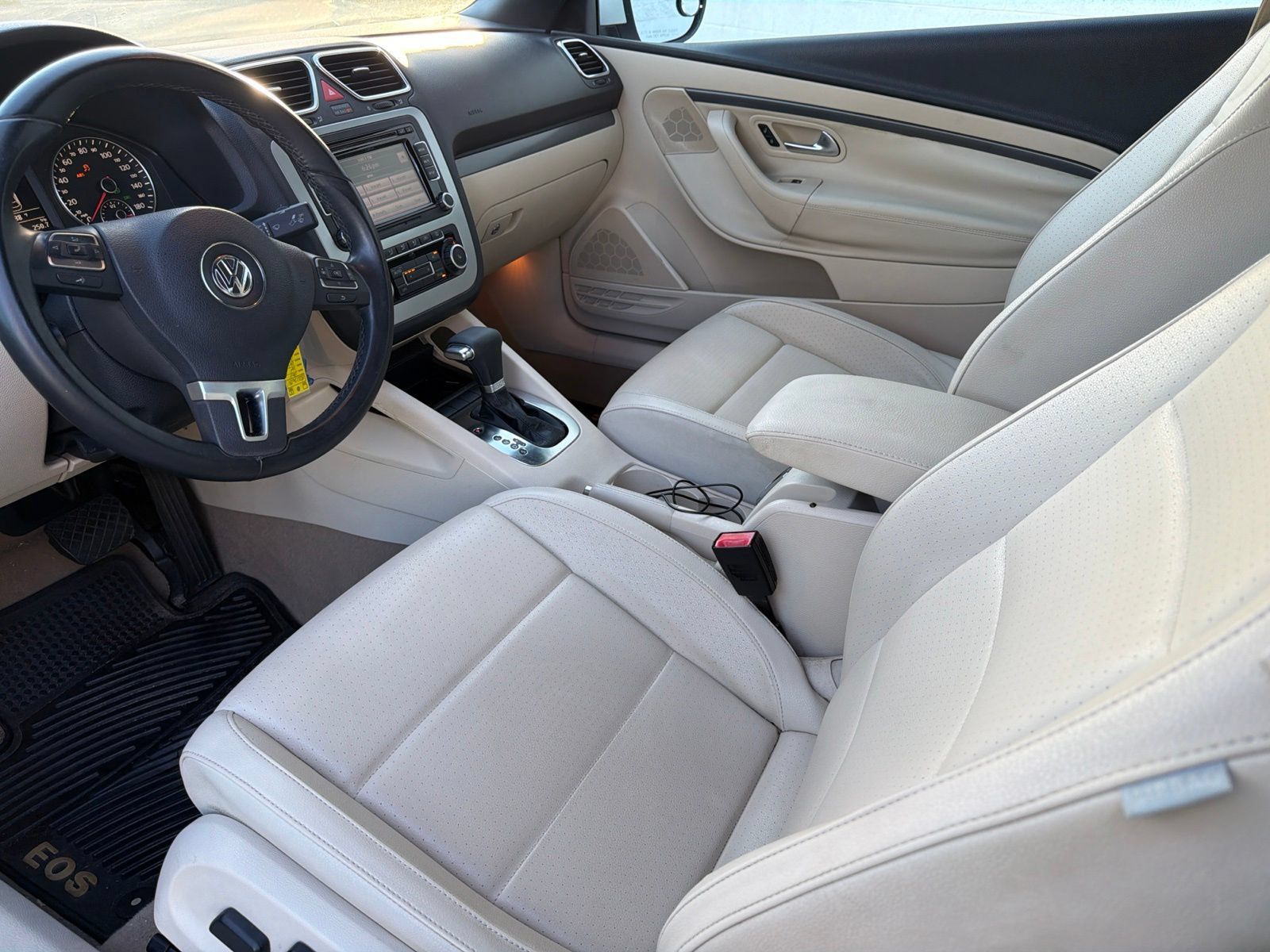 Used 2011 Volkswagen Eos Komfort FWD image 2