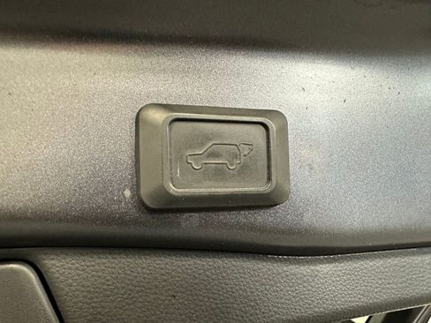 Used 2022 Toyota RAV4 SE w/ Carpet Mat Package (TMS) image 23