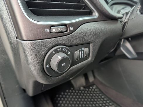 Used 2019 Jeep Cherokee Trailhawk w/ Cold Weather Group image 19