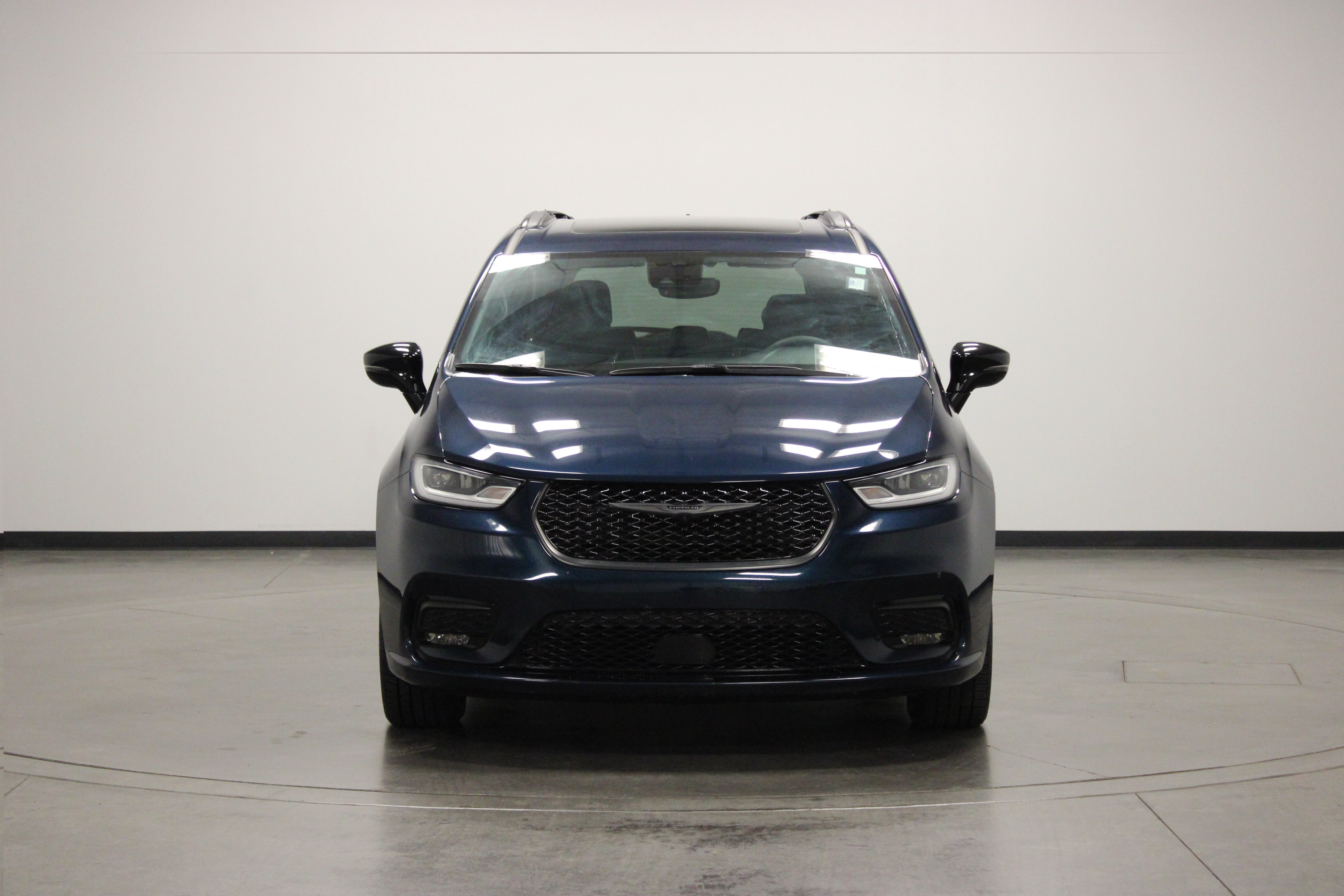 Used 2025 Chrysler Pacifica Limited FWD image 3