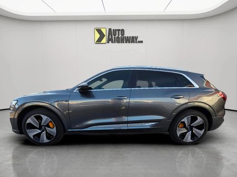 Used 2019 Audi e-tron Prestige w/ Prestige Package image 6