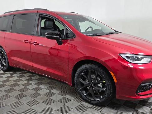 New 2026 Chrysler Pacifica Select image 1