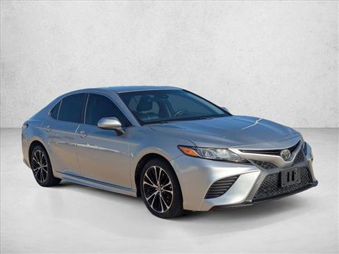 Used 2018 Toyota Camry LE image 3