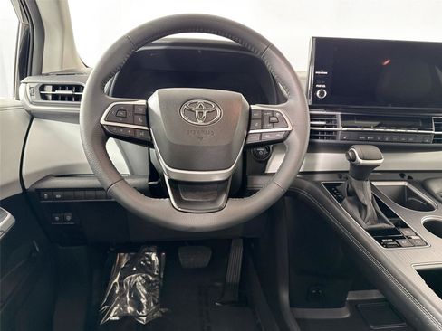 Certified 2026 Toyota Sienna XLE FWD image 32
