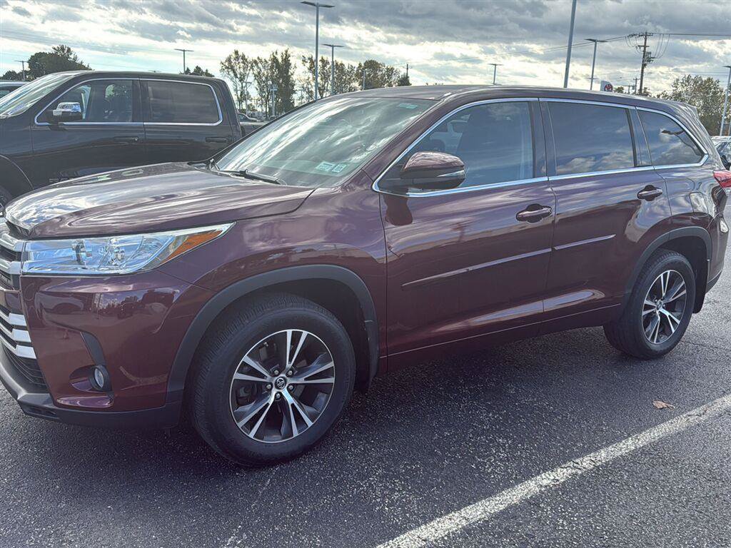 Used 2017 Toyota Highlander Plus AWD/4WD image 4