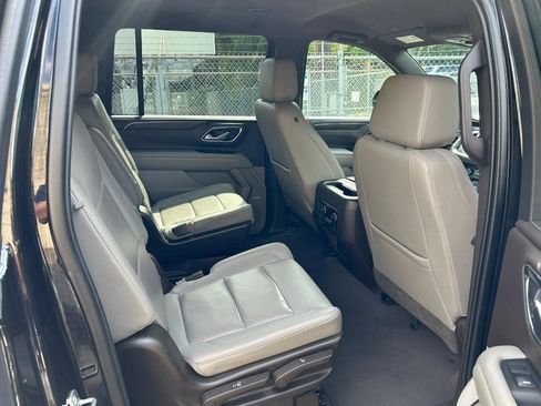 Used 2021 Chevrolet Suburban Z71 w/ Z71 Off-Road Package AWD/4WD image 15