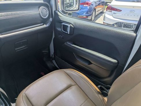 Used 2023 Jeep Wrangler Unlimited Sahara AWD/4WD image 17