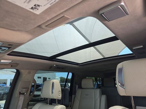 Used 2025 Cadillac Escalade ESV Sport Platinum w/ LPO, ONYX Package AWD/4WD image 8