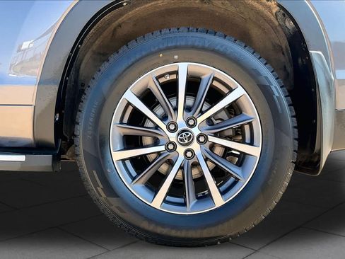 Used 2018 Toyota Highlander XLE AWD/4WD image 11