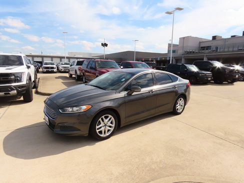 Used 2015 Ford Fusion SE image 2