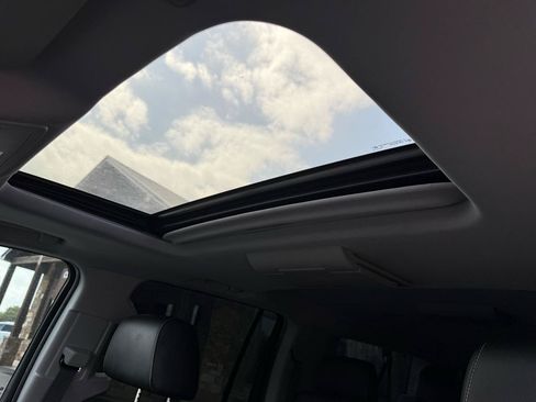 Used 2018 Chevrolet Suburban Premier RWD image 41
