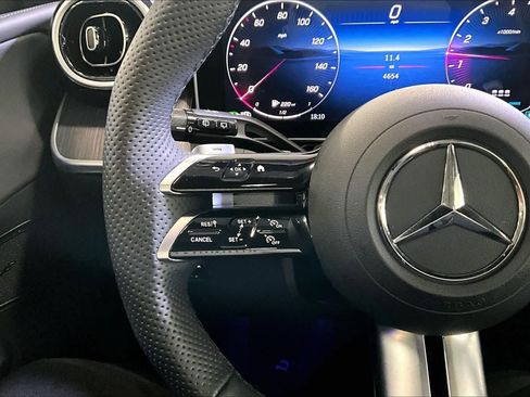Used 2025 Mercedes-Benz GLC 300 4MATIC image 24