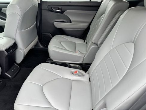 Certified 2021 Toyota Highlander XLE image 7