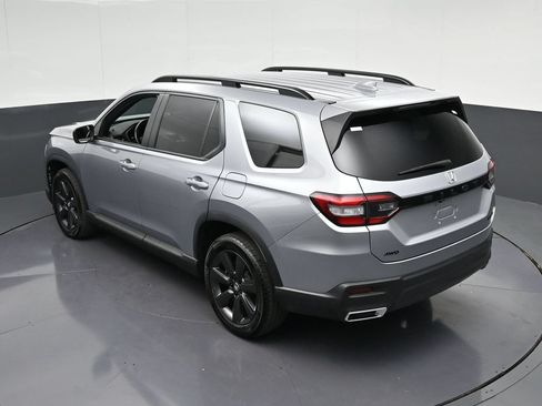 Used 2025 Honda Pilot Sport image 17