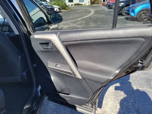 Used 2018 Toyota RAV4 LE image 29